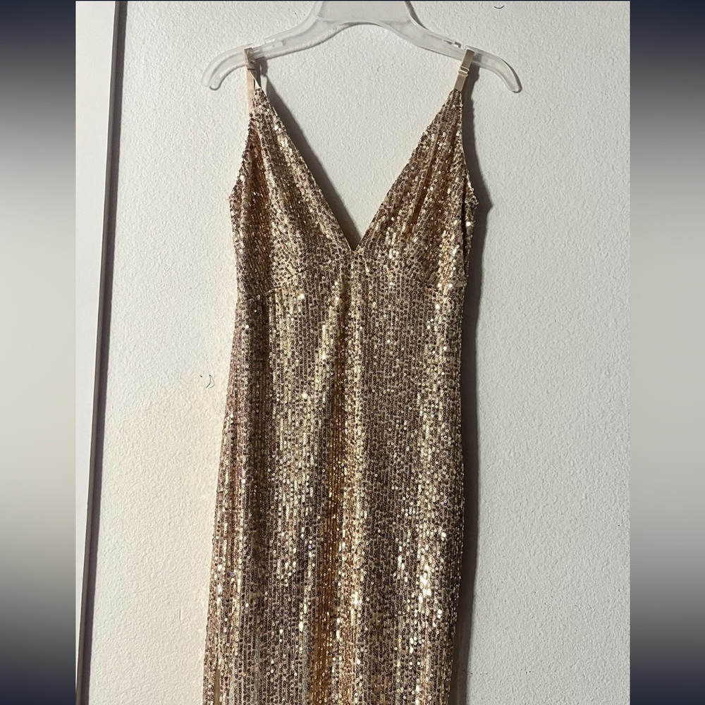 This is a formal dress perfect for proms are formal events !